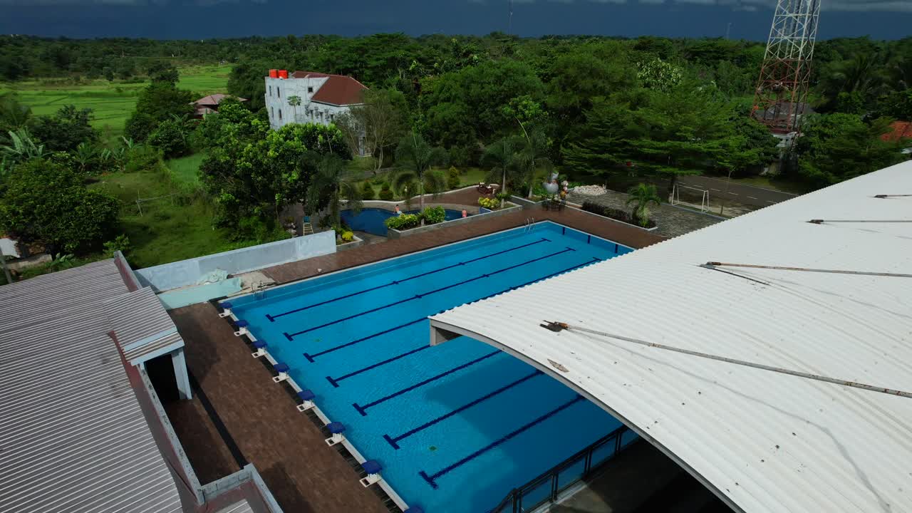 piscina al aire libre vacía de tamaño olímpico en un