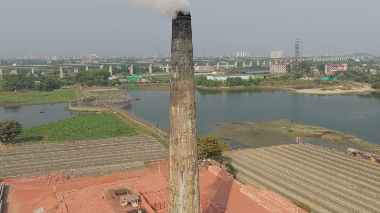 Veduta aerea di una fornace di mattoni che emette fumo in Bangladesh