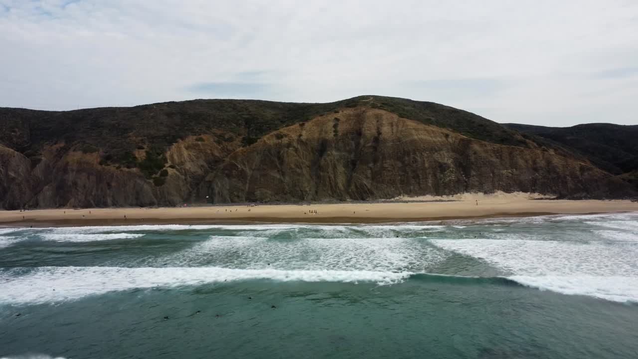 tomada de un avión no tripulado de la playa de arrifana en portugal, algarve