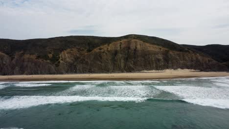 Drohnenaufnahme-Des-Strandes-Von-Arrifana-In-Portugal,-Algarve