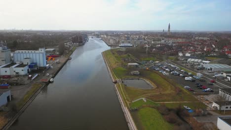 La-Ciudad-Histórica-De-Middelburg-Con-En-Primer-Plano-Un-Canal-Y-Una-Zona-Industrial