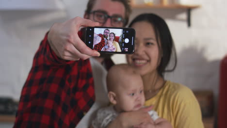 familia feliz tomando una selfie