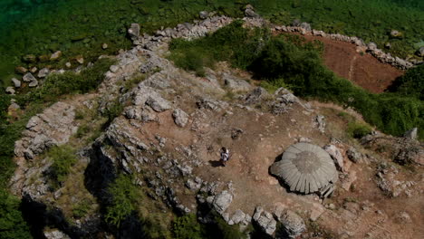 Kommunistischer-Betonbunker-Des-Kalten-Krieges-Im-Dorf-Lin