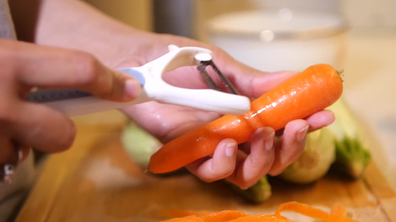 mujer pelando zanahorias