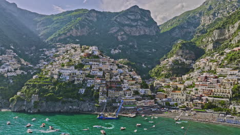 Positano-Italien-Luftbild-V5-Drohnenüberflug-über-Die-Bucht-Mit-Blauem-Türkisfarbenem-Meerwasser-An-Der-Amalfiküste,-Aufnahme-Einer-Steilen-Klippenstadt-Mit-Farbenfrohen-Gebäuden-Auf-Der-Klippe-–-Aufgenommen-Mit-Mavic-3-Cine-–-Mai-2023