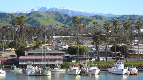 La-Nieve-En-Las-Montañas-Detrás-De-La-Ciudad-Costera-De-California-De-Ventura-California-Tras-Una-Tormenta-De-Invierno