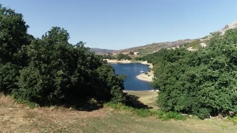 Hermoso-Lago-En-La-Montaña