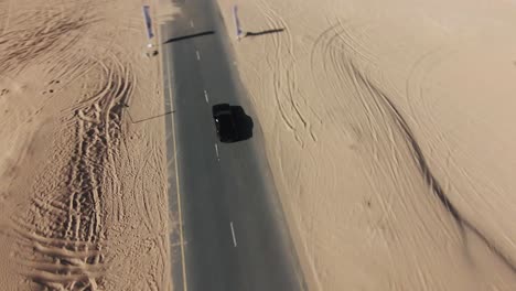 Clip-De-Drone-Fpv-En-Cámara-Lenta-De-Un-Coche-Todoterreno-En-El-Desierto