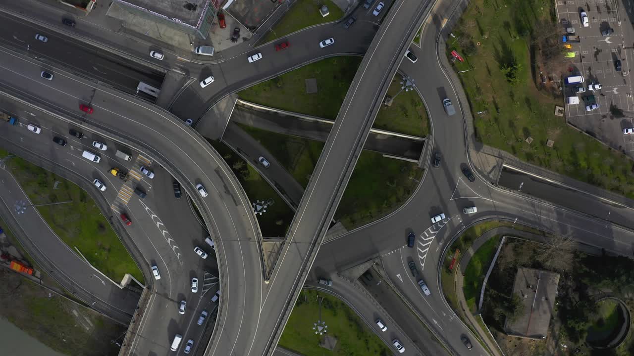 항공조사: 새의 시야에서 보이는 도로, 위에서 내려다보는 도로, 카메라가 시계 반대 방향으로 움직이는 도로 5개의 교차로, 소치의 도시 교통, 항공조사, 새의 시경에서 보는 도로