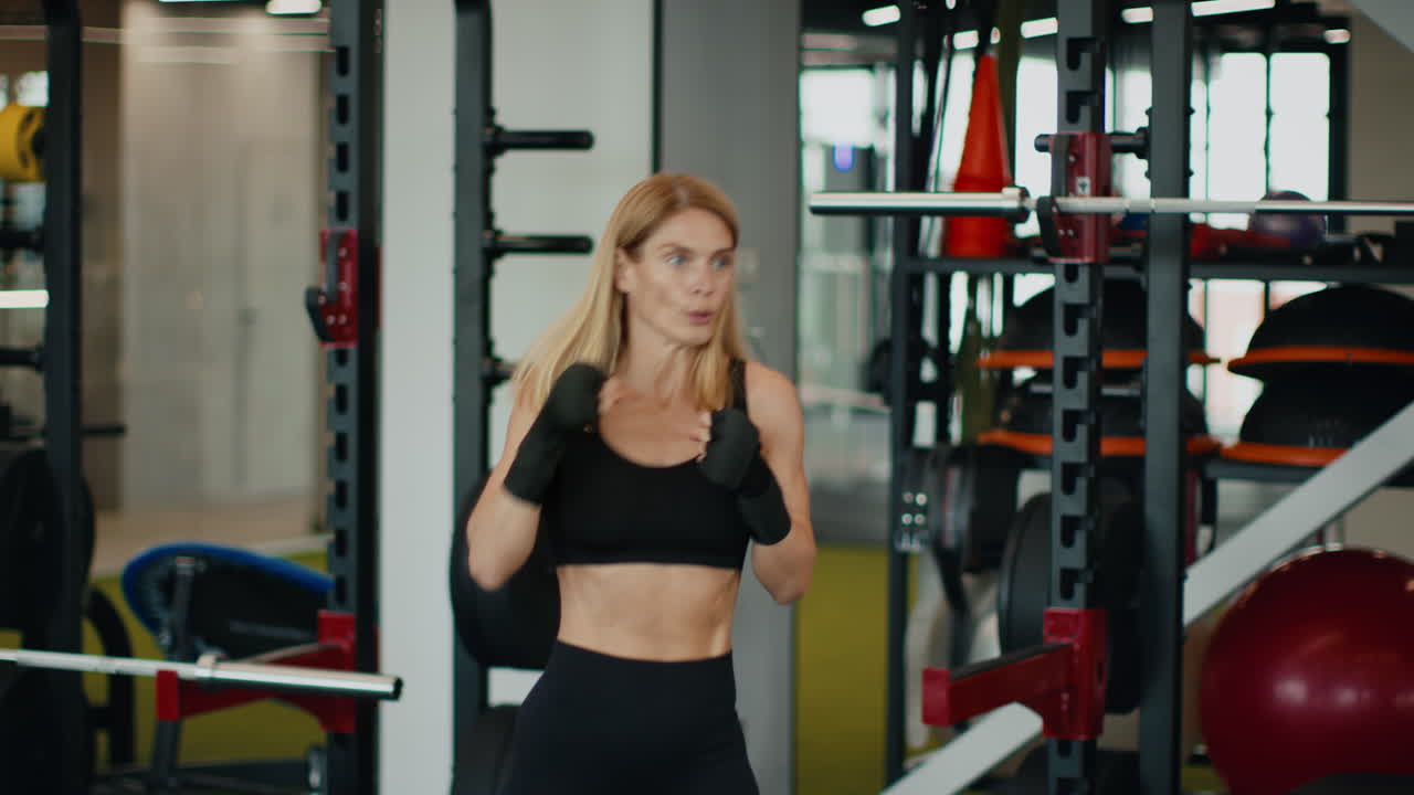 женщина боксирует в спортзале