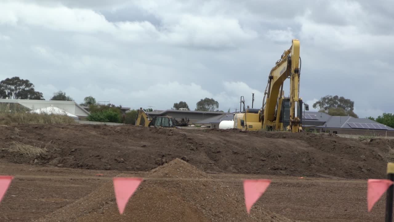 banderas rojas que soplan en el viento edificio casa trabajos de construcción día nublado