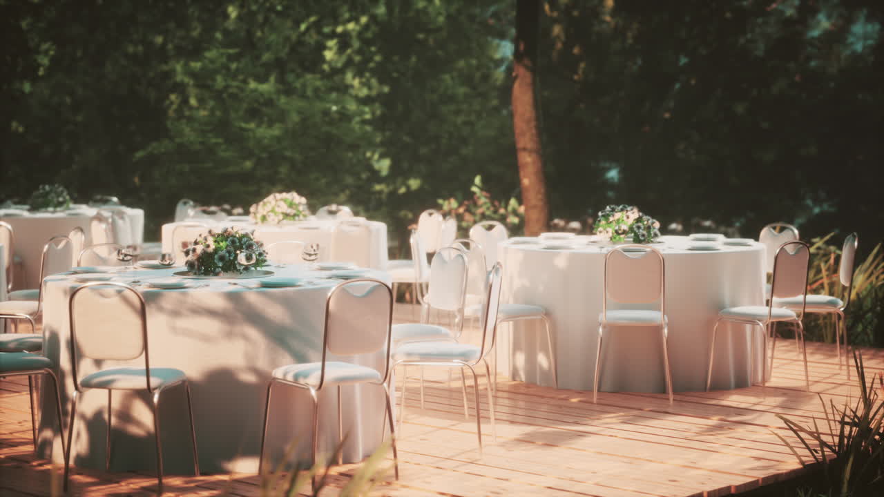 빈 테이블과 의자 가 있는 거리 카페