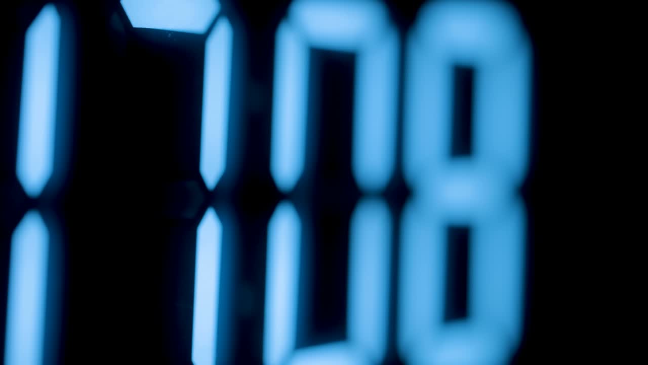 синий номер на цифровых часах