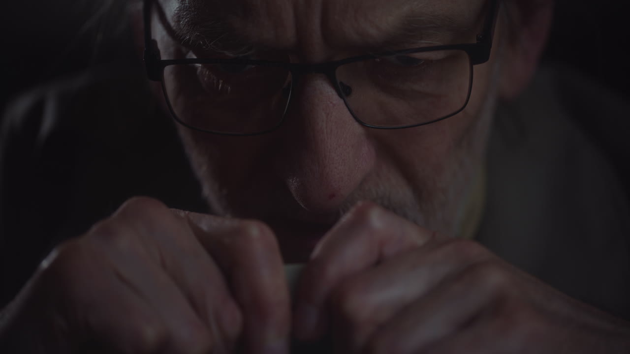 el espía escucha grabaciones discretas.