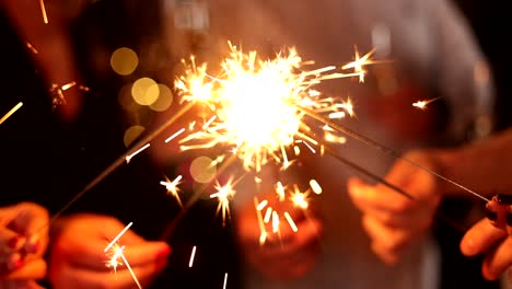 personas con chispas en una fiesta