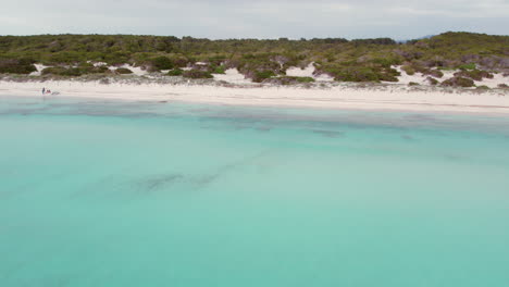 Volando-Sobre-Una-Serena-Playa-De-Arena-Blanca-En-La-Playa-Del-Trench-En-Mallorca,-España