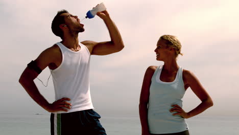 deportista atractivo bebiendo agua