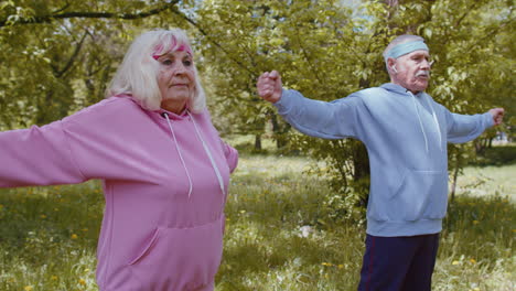 Aptitud-Atlética-Deporte-Senior-Hombre-Mujer-Abuelos-Entrenamiento-Cardio-En-El-Parque-Por-La-Mañana