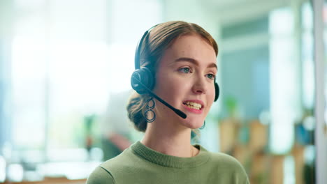 frau mit headset arbeitet in einem büro