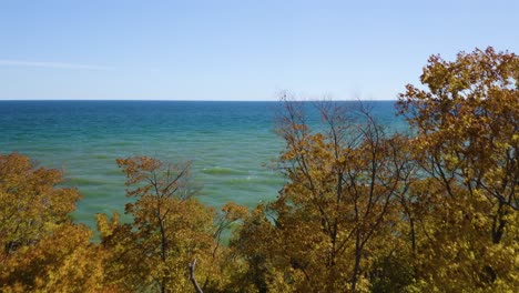 Drohne-Fliegt-über-Gelb-orangeer-Herbstlandschaft