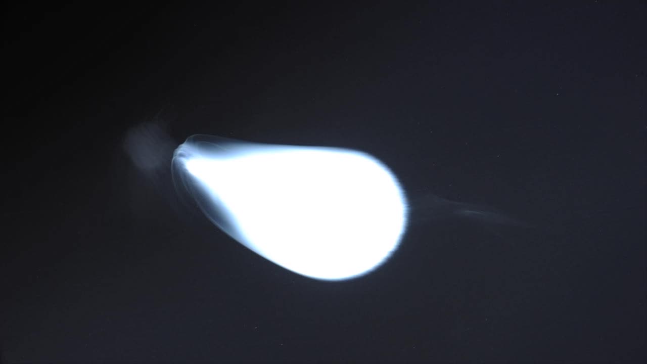 흰색이 어둡고 어두운 세계를 탐험하는 것과 같은 단순한 우아함 - 자세한 내용은 따옴표를 사용하여 "abstractvideoclip"을 검색하십시오.