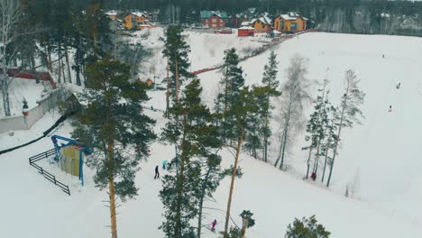 los esquiadores y practicantes de snowboard se divierten en las pistas nevadas del resort.
