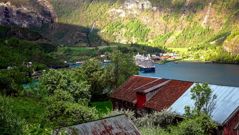 lapso de tiempo del crucero de lujo navegando hacia su destino en los fiordos de aurland, noruega