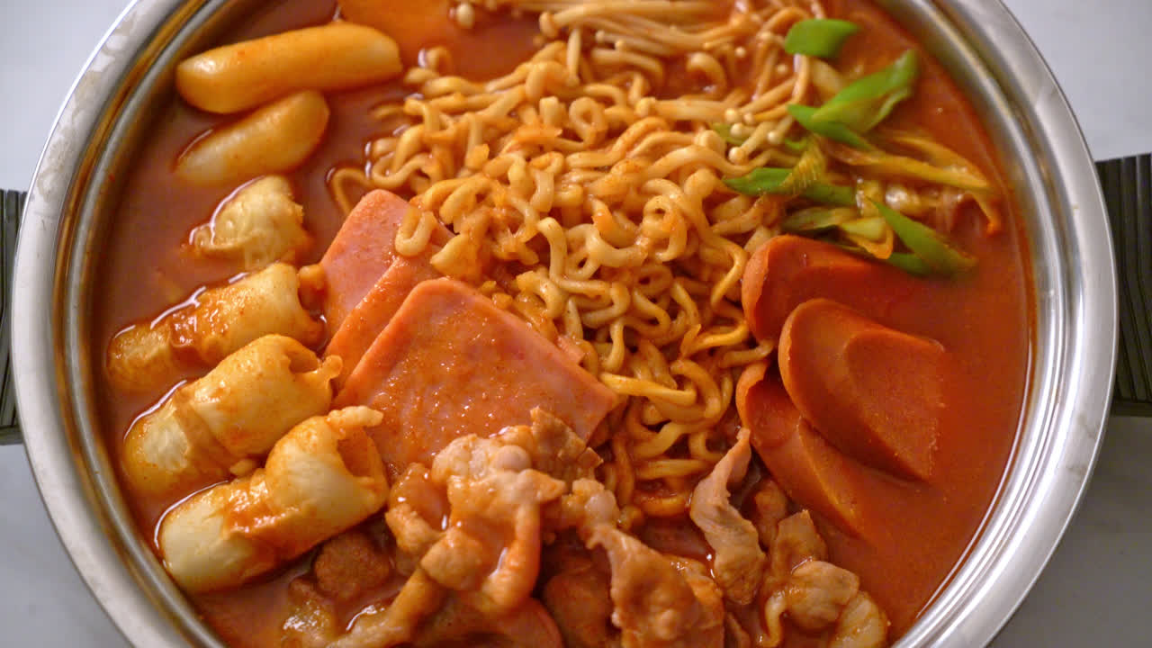 budae jjigae o budaejjigae