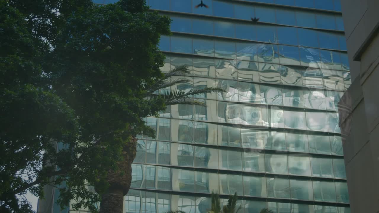 Animação de processamento de dados sobre edifícios modernos e paisagem urbana