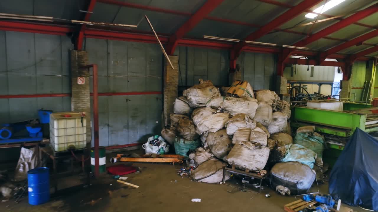 폐기물 창고에서 폐기물을 보관하는 4k