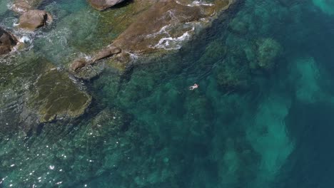 Bezauberndes-Mädchen-Im-Meer