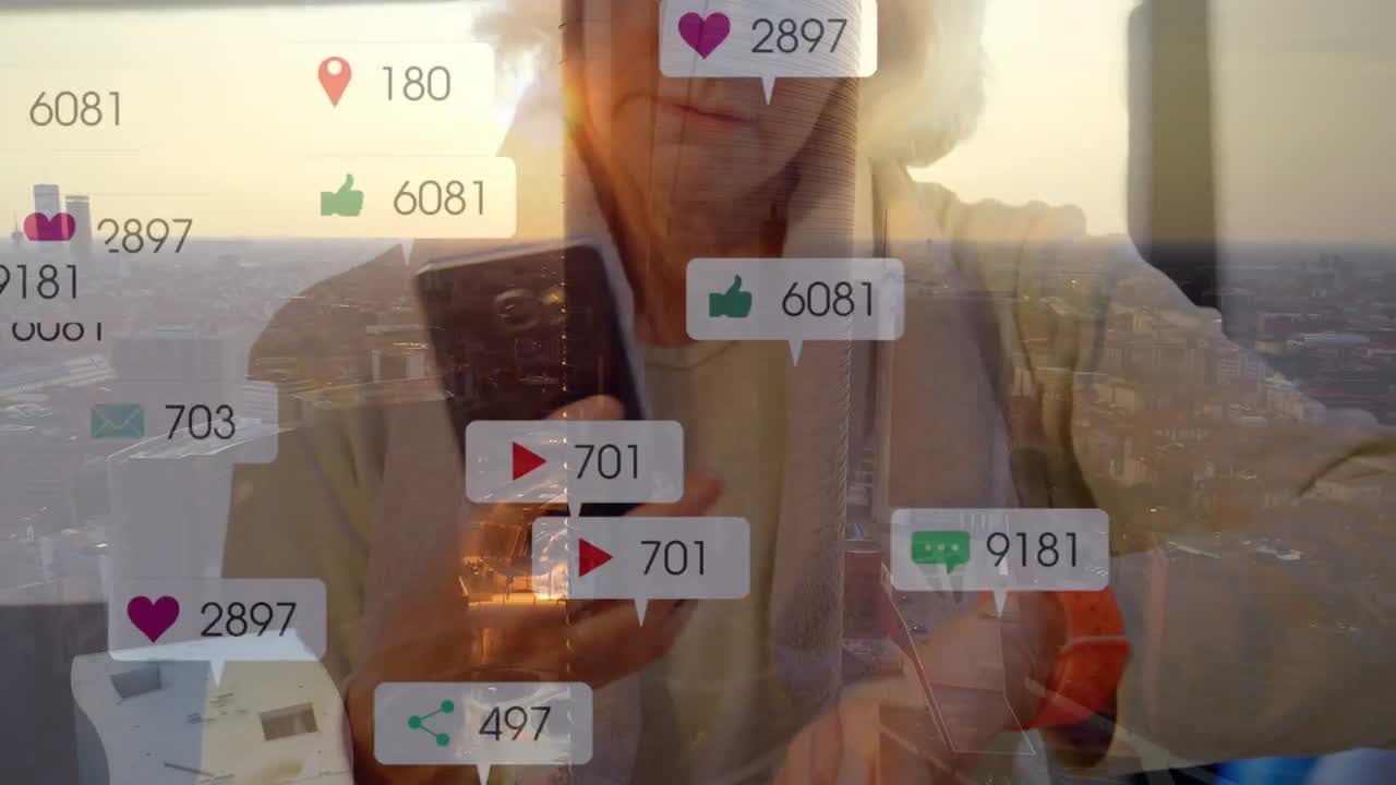 animación de notificaciones en las redes sociales, sobre mujeres mayores que usan teléfonos inteligentes, y la ciudad