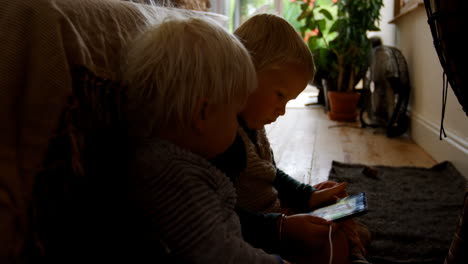 hermanos que usan tableta digital en el hogar 4k