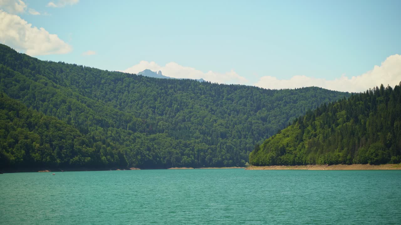 las aguas azul-verdes del lago bicaz en el oeste de rumania, un punto de recreación de verano