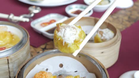 Using-chopsticks-for-eating-steamed-chinese-dim-sum-in-restaurant
