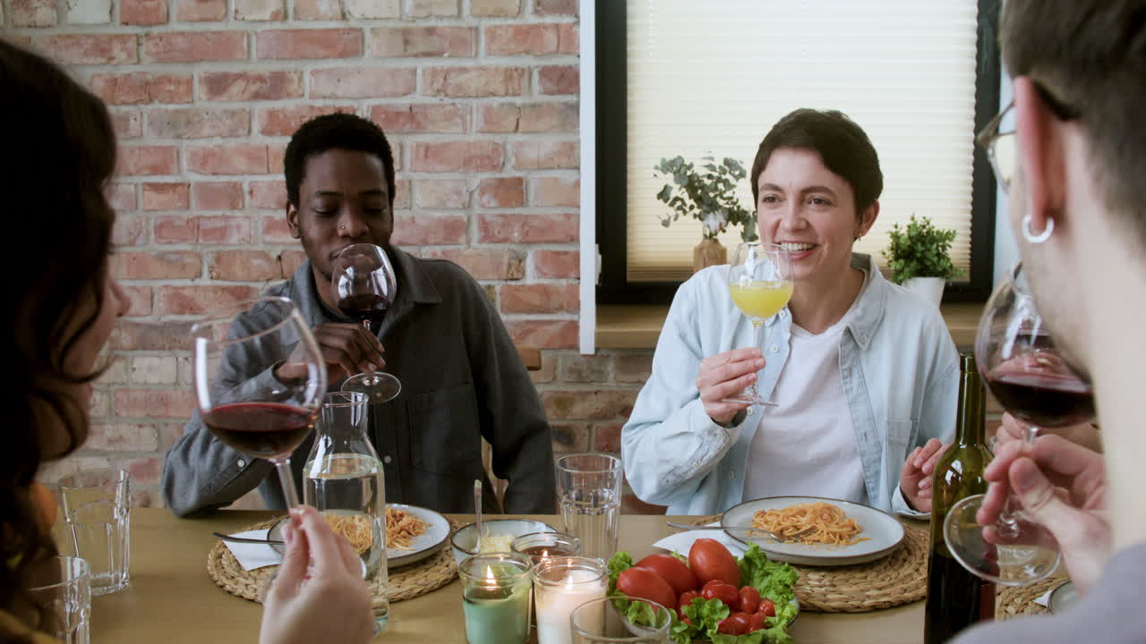 amigos en un almuerzo de celebración