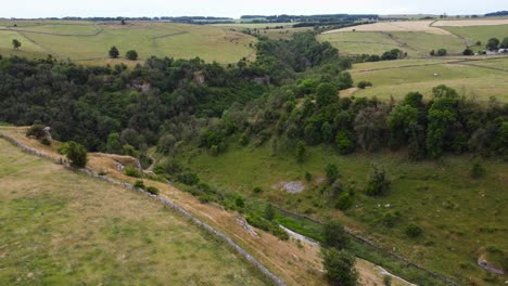 Luftaufnahme-Entlang-Des-Idyllischen-Talrandes-Mit-Blick-Auf-Die-Unberührte-Ländliche-Britische-Landschaft-Des-Peak-District