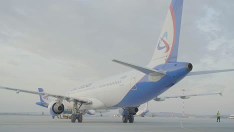 las aerolíneas urales airbus a321 en el aeropuerto