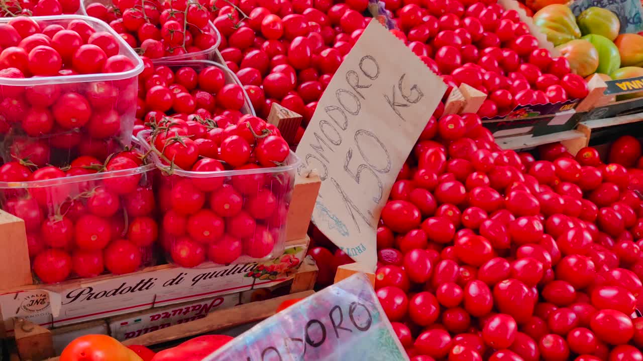 cajas de tomates en exhibición en el puesto del mercado italiano, cierre pullback