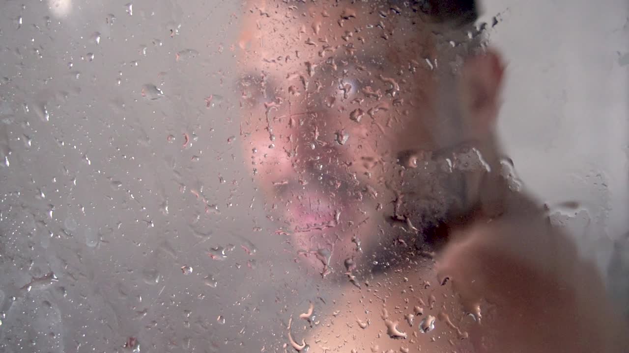 hombre divirtiéndose durante la ducha