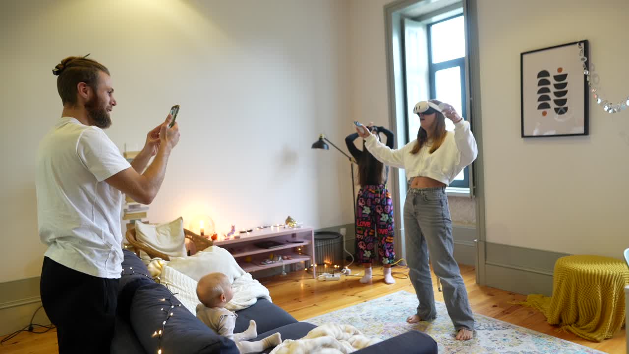 가족은 가정에서 가상 현실 경험을 즐기고 있습니다.