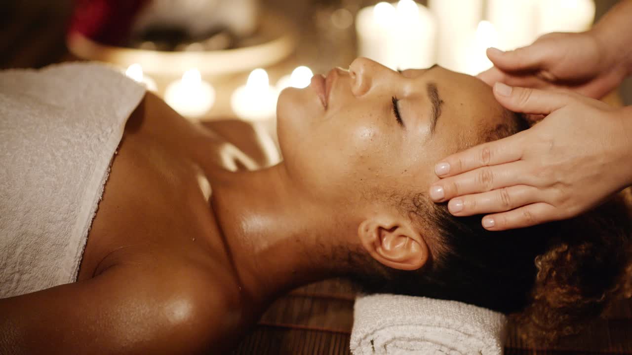 mujer atractiva recibiendo tratamiento de spa