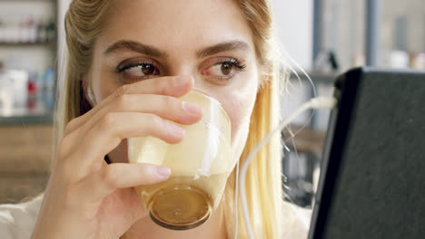 mujer atractiva que usa una tableta con pantalla táctil digital en un café