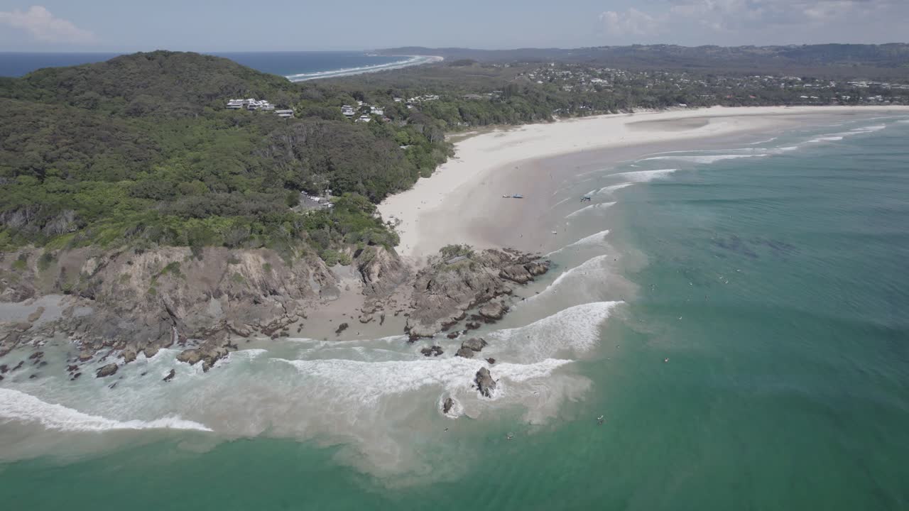 paisaje marino turquesa y orilla de arena blanca de la playa de clarkes en nueva gales del sur, australia - toma aérea de un dron