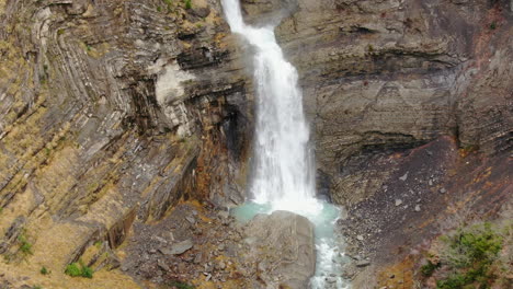 cascada de sorrosal: vista aérea viajando sobre la hermosa cascada en la provincia de huesca, aragón, en un día soleado