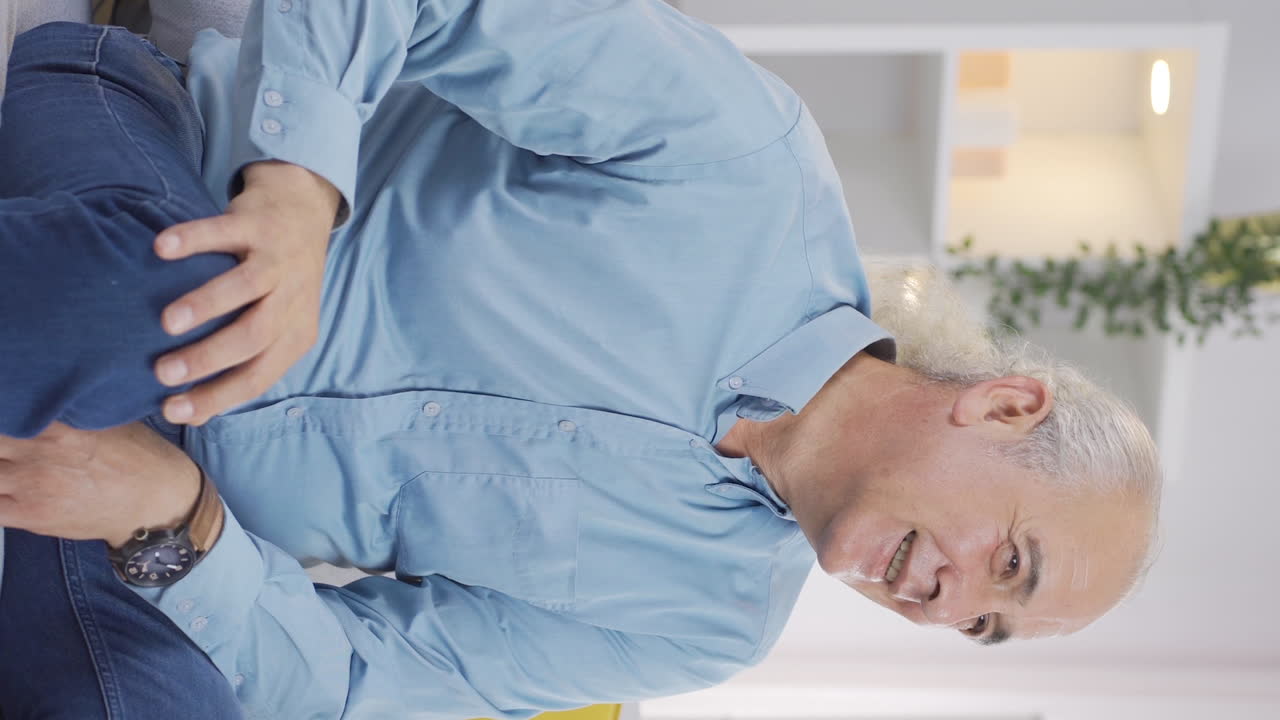 el video vertical del anciano enamorado se siente feliz.