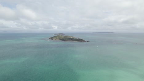 Middle-Island-Und-Miall-Island,-Umgeben-Von-Küstengewässern-Des-Great-Barrier-Reef-In-Den-Keppels,-Queensland,-Australien