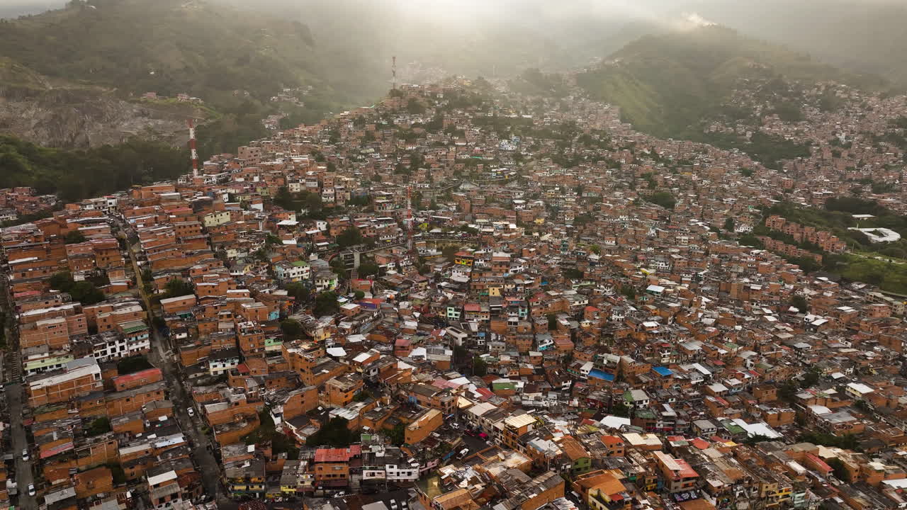 vista aérea de una ladera de viviendas pobres en la comuna 13, colombia