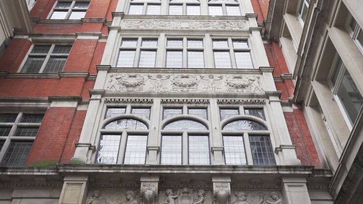 Facciata di Edificio Ornata in Mattoni e Pietra a Londra