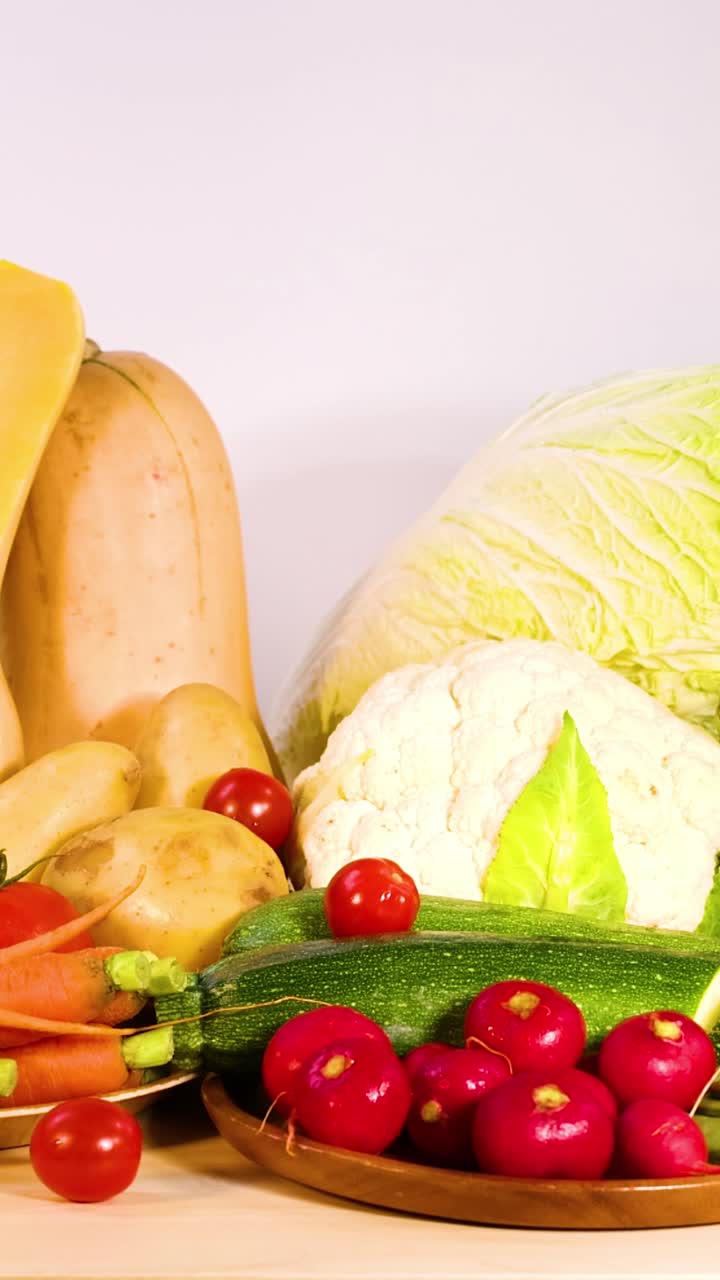 hortalizas variadas expuestas en una superficie de madera